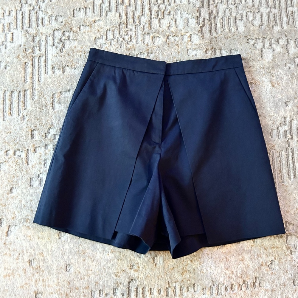 JIGSAW size 8, NAVY, never worn - 
Elegant Navy Women's Shorts